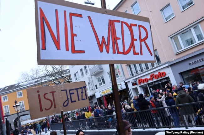 Natpis "Nikada više" na protestu protiv rasizma i planova ekstremne desnice za deportaciju stranaca, Bon, 21. januar 2024.