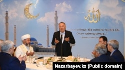 Бывший президент Казахстана Нурсултан Назарбаев на поминальном обеде после кончины его младшего брата Болата. Астана, 18 ноября 2023 года
