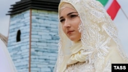 На свадебной церемонии в Чечне, иллюстративная фотография