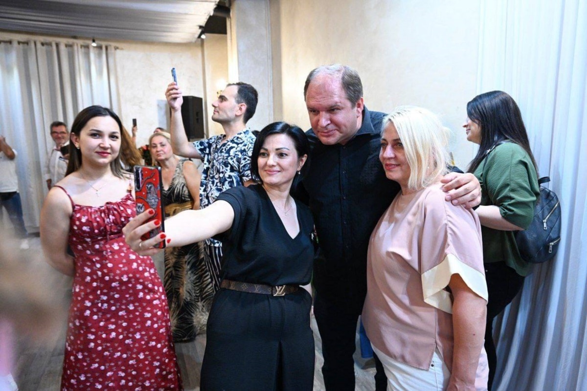 Edilul Ion Ceban, insieme ad alcuni moldavi al concerto organizzato dal Comune di Chisinau a Milano.