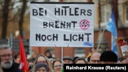 Protesti protiv stranke Alternativa za Njemačku (AfD), desnog ekstremizma i za zaštitu demokracije u Eichwaldeu u blizini Berlina, Njemačka, 27. 1. 2024.