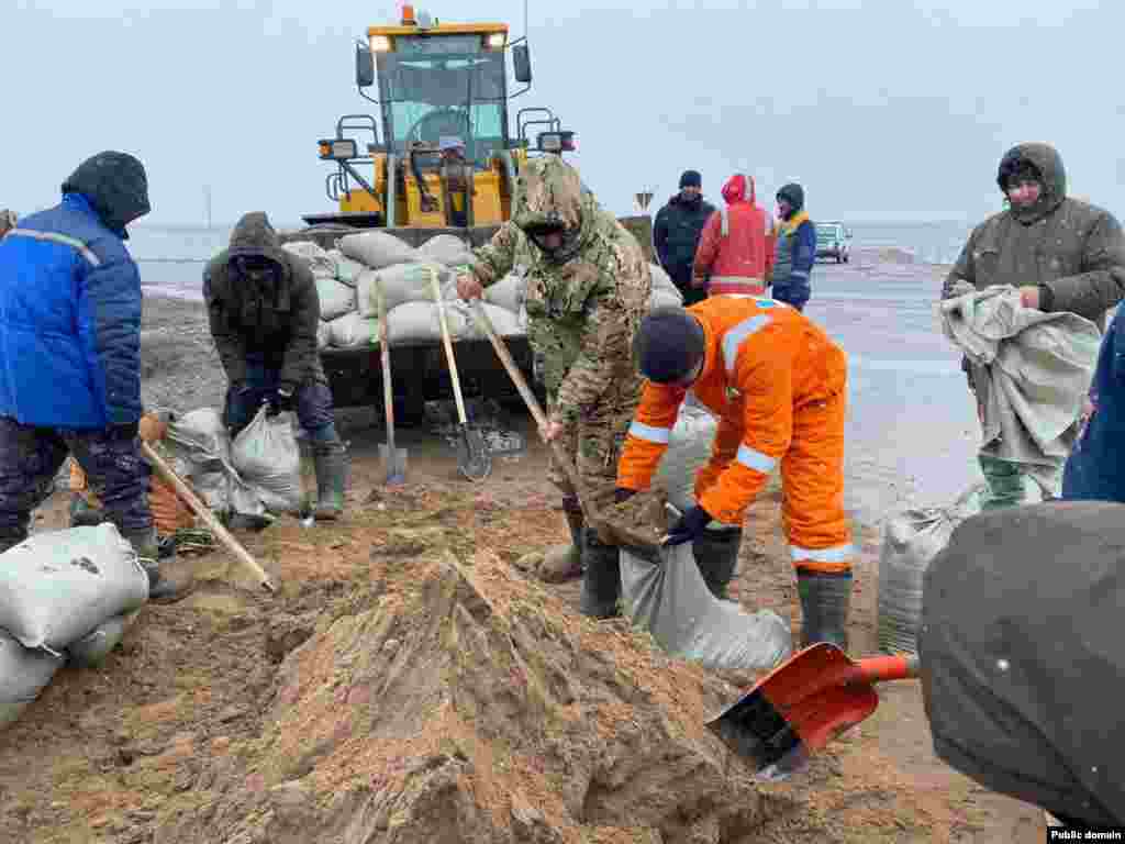 Military personnel make sandbags in western Kazakhstan to help contain floodwaters. Kazakh Deputy Emergency Minister Bauyrzhan Syzdyqov said on April 2 that almost 16,000 people, including more than 6,000 children, have been evacuated across the nation.