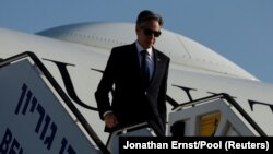 Госсекретарь США Энтони Блинкен прибывает в международный аэропорт Бен-Гурион в Тель-Авиве, Израиль, 5 ноября 2023 года