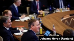 Міністр закордонних справ Великобританії Девід Кемерон і держсекретар США Ентоні Блінкен беруть участь у засіданні Ради Україна-НАТО разом зі Швецією на полях зустрічі міністрів закордонних справ країн НАТО в штаб-квартирі Альянсу в Брюсселі, Бельгія, 29 листопада 2023 року