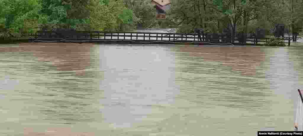 Një urë e përmbytur në Bosanska Krupa të Bosnjë e Hercegovinës. &nbsp;