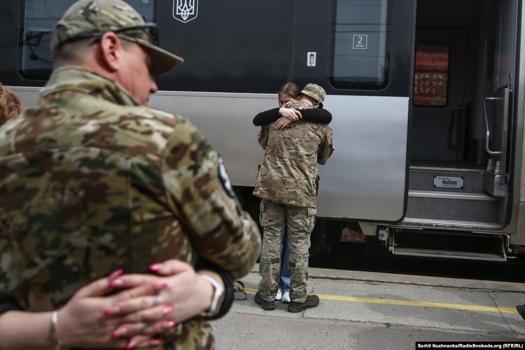 Gjenerali i lartë i Ukrainës paralajmëroi më 28 prill se situata për forcat e Kievit në lindje është përkeqësuar, me Rusinë që sulmon "përgjatë gjithë vijës së frontit" dhe ka arritur "suksese të caktuara taktike", duke i detyruar trupat ukrainase të tërhiqen në pozicione të reja mbrojtëse.