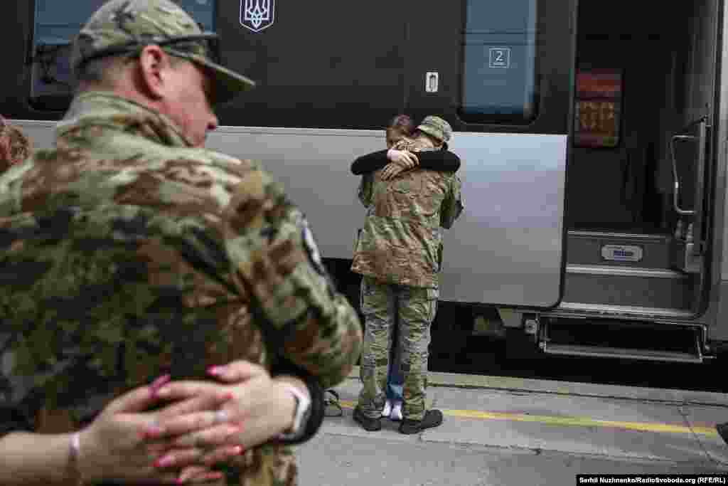 Gjenerali i lartë i Ukrainës paralajmëroi më 28 prill se situata për forcat e Kievit në lindje është përkeqësuar, me Rusinë që sulmon &quot;përgjatë gjithë vijës së frontit&quot; dhe ka arritur &quot;suksese të caktuara taktike&quot;, duke i detyruar trupat ukrainase të tërhiqen në pozicione të reja mbrojtëse.