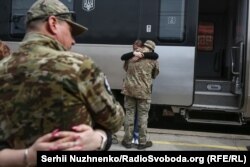 Fotoreporter RSE Sergej Nižnenko bio je na stanici gdje je snimio ove emotivne trenutke dok ukrajinski vojnici odlaze i vraćaju se sa linije fronta.