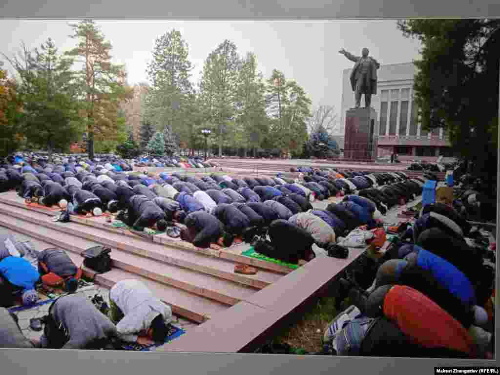 Эски борбордук аянт. Намазга жыгылган эл. Лениндин эстелиги.