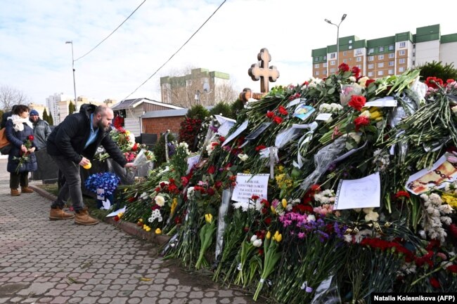 На могиле Алексея Навального на Борисовском кладбище в Москве 6 марта 2024 года