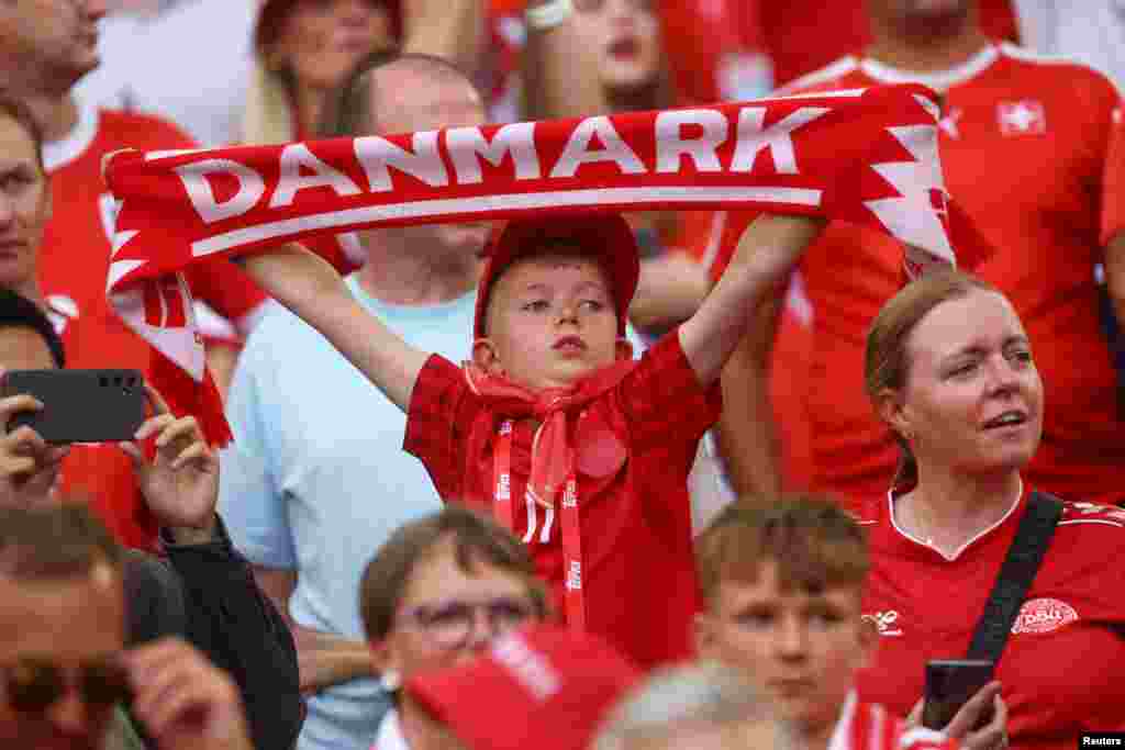 Edhe djem të vegjël tifozë u panë në tribuna për të përkrahur kombëtaren daneze.