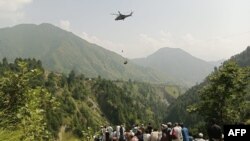 Ljudi posmatraju akciju spašavanja učenika i nastavnika u gondoli na pokvarenoj žičari, 22. avgust