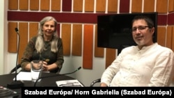 Rodics Katalin, a Greenpeace Magyarország szakértője és Kun Zoltán, a Fertő Tó Barátai Egyesület titkára a Szabad Európa podcaststúdiójában 2024. február 23-án