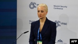 Gruaja e kritikut të vdekur të Kremlinit, Aleksei Navalnyt, Yulia, ka folur në Konferencën e Munihut më 16 shkurt, pak pasi është bërë i ditur lajmi për vdekjen e bashkëshortit të saj në një burg në Arktik.