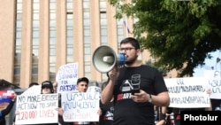 Armenia - Members and supporters of the opposition Dashnaktsutyun party picket the Russian Embassy in Yerevan, June 27, 2023.