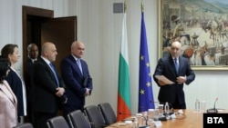 Томислав Дончев и другите представители на ГЕРБ при пристигането на консултациите при президента.