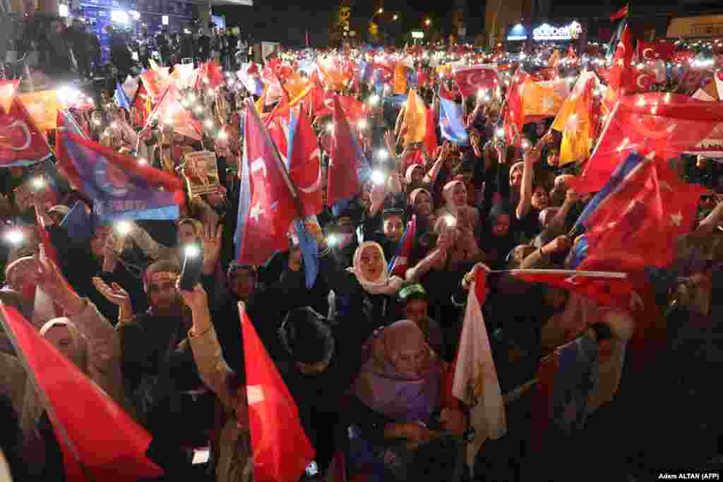 A harmadik elnökjelölt, a nacionalista Sinan Oğan a szavazatok 5,3 százalékát szerezte meg. A negyedik kandidáns,&nbsp;Muharrem İnce csütörtökön visszalépett