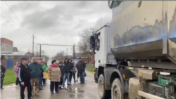 Жители Полтавской перекрывают проезд грузовику, который пытается проехать на свалку