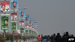 د پاکستان د ټاکنیزو کمپاینونو یو شمېر تبلیغاتي بینرونه 
