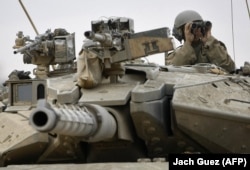 Танк израильской армии охраняет южную границу Израиля с сектором Газа