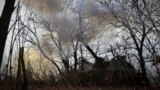 Украинская гаубица ведет огонь на линии фронта под Бахмутом, 17 марта 2023 года