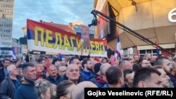 Transparent Ratka Mladića na mitingu u Banjaluci, održanom u četvrtak, 18. aprila 2024.