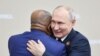 Президент России Владимир Путин обнимает президента Коморских островов и председателя Африканского союза Азали Ассумани во время встречи в рамках второго саммита «Россия-Африка» в Санкт-Петербурге 27 июля 2023 года