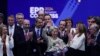 Ursula von der Leyen az EPP bukaresti kongresszusán vezetők koszorújában a jelölése utáni pillanatokban