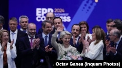 Ursula von der Leyen az EPP bukaresti kongresszusán vezetők koszorújában a jelölése utáni pillanatokban