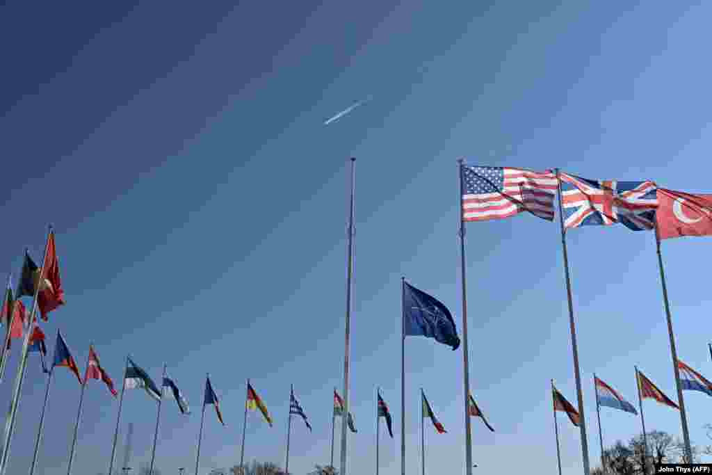 Un catarg gol în curtea de onoare de la sediul NATO din Bruxelles, Belgia. O ceremonie oficială la care va fi adăugat steagul Suediei alături de drapelele celor 31 de țări membre ale NATO va avea loc pe 11 martie la sediul alianței din Bruxelles.