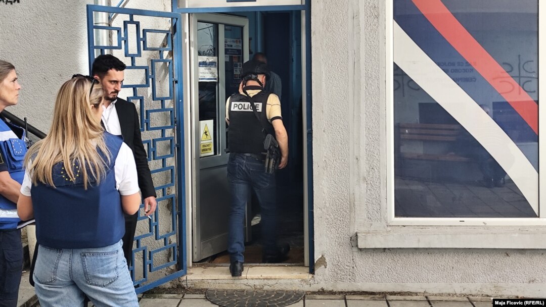 Poliția din Kosovo închide o filială a Băncii Poștale de Economii din Serbia din orașul Zvecan. 20 martie 