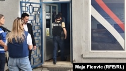 Poliția din Kosovo închide o filială a Băncii Poștale de Economii din Serbia din orașul Zvecan. 20 martie 