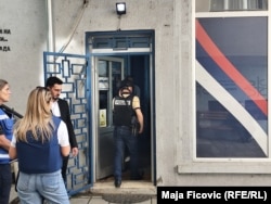 Pripadnici kosovske policije i EULEKS-a ulaze u filijalu Poštanske štedionice u Zvečanu, 20. maj 2024.