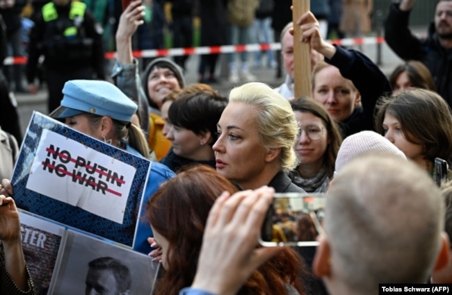 یولیا ناوالنایا در تجمعات معترضان در مقابل سفارت روسیه در برلین در اواخر اسفند سال گذشته