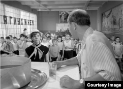 «Добро пожаловать, или Посторонним вход запрещен», 1964, реж. Э. Климов. «Когда я ем (вкушаю наслаждения), я глух и нем (ничего не чувствую)».