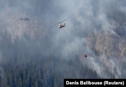 Helikopter gasi požar u Bitschu blizu Briga, Švicarska, juli 2023.