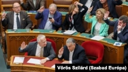 Orbán Viktor miniszterelnök (elöl jobbra), Semjén Zsolt miniszterelnök-helyettes (elöl balra) és a Fidesz-frakció több tagja szavaz a parlamentben 2023. november 27-én