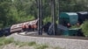 Вид на сошедшие с рельсов вагоны после аварии с грузовым поездом на перегоне Симферополь – Севастополь. Симферопольский район, Крым, 18 мая 2023 года