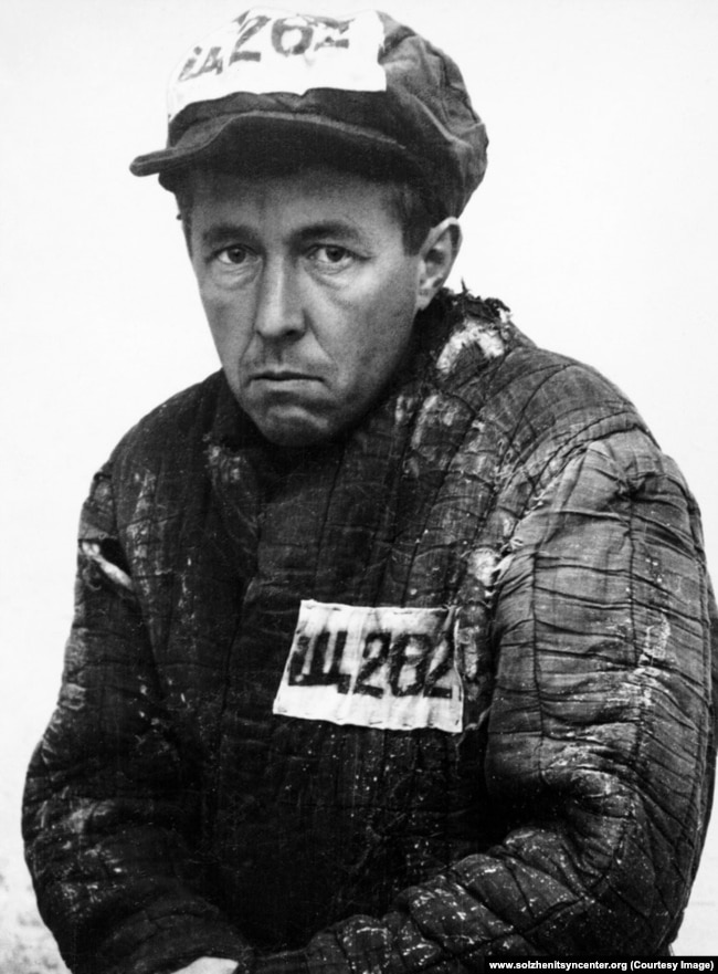 Александр Солженицын, одетый в одежду заключенного, в советском Казахстане, март 1953 года.