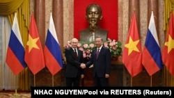 Президент В’єтнаму То Лам тисне руку Путіну в Ханої 20 червня