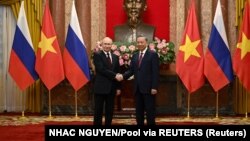 Президент В’єтнаму То Лам тисне руку Путіну в Ханої 20 червня