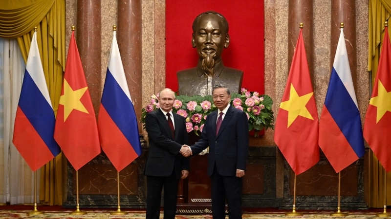 Pas Koresë së Veriut, Putin viziton Vietnamin