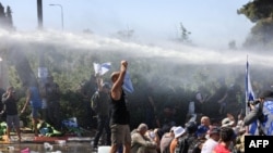 Поліція застосовує водомети, щоб відігнати учасників протесту проти судової реформи від будівлі парламенту
