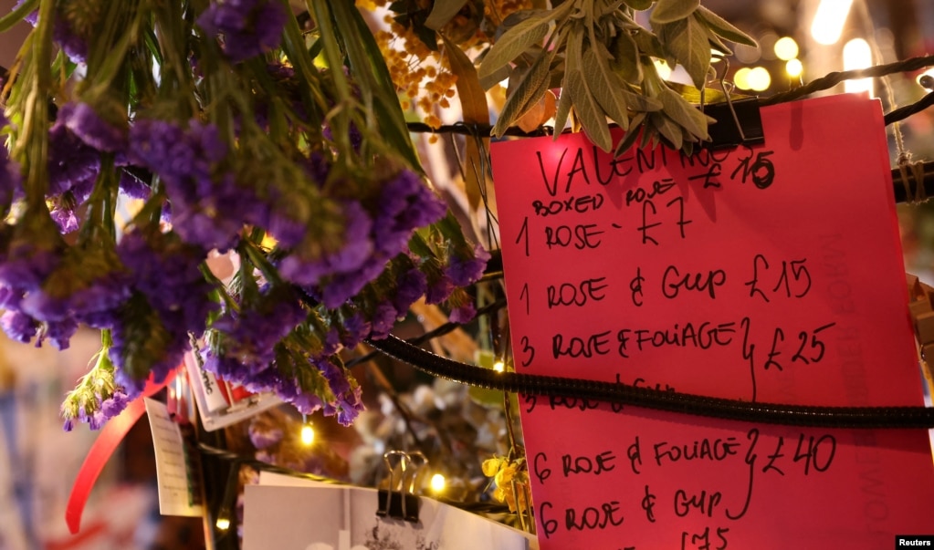Një listë çmimesh për Ditën e Shën Valentinit në një dyqan lulesh në Manester, Britani, më 8 shkurt 2024.
