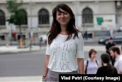 Fata care a făcut înconjurul presei, în 2014, an cu alegeri europarlamentare și prezidențiale, cu mesajul său legat de vot, imprimat pe tricou. Fotografie realizată de regizorul și fotograful Vlad Petri. Un reportaj găsiți pe blogul jurnalistului Cătălin Striblea.