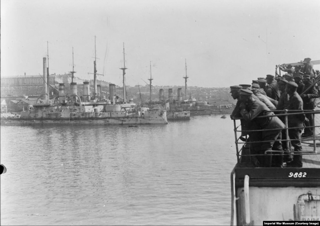 Le truppe tedesche osservano le navi da guerra russe catturate nel porto di Sebastopoli nel maggio 1918.   Negli ultimi mesi della prima guerra mondiale, le forze tedesche si allearono brevemente con i combattenti nazionalisti ucraini in Crimea per cacciare i combattenti bolscevichi fuori dalla penisola. 