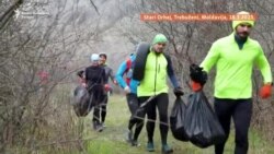 Moldavski trkači čiste rezervat prirode od plastike