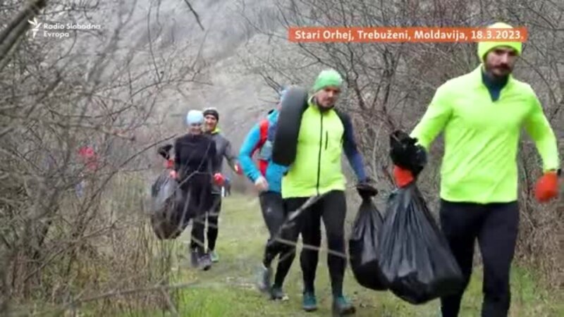 Moldavski trkači čiste rezervat prirode od plastike