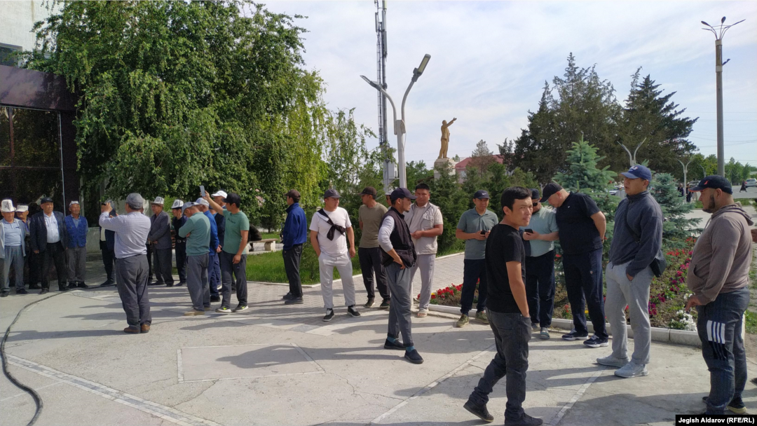 Баткенде облустук администрациянын алдында кыргыз-тажик чек арасындагы куралдуу кагылышта кыйраган үйлөр үчүн курулуш материалдарын саткан ишкерлер нааразылыкка чыккан. 