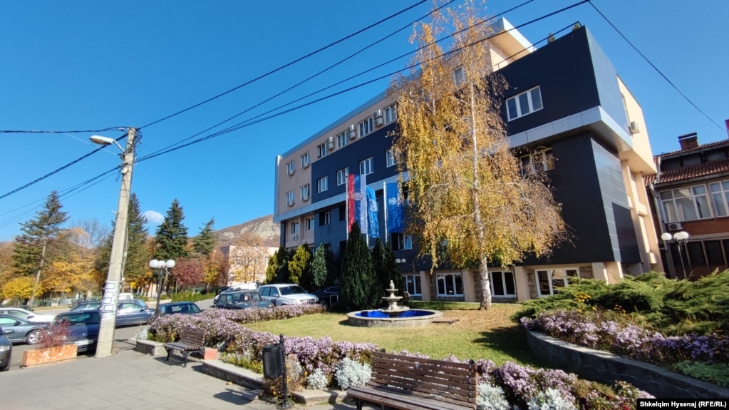 Komuna e Leposaviqit, ku në të njëjtin objekt janë komuna e formuar nga institucionet e Kosovës dhe ajo që financohet dhe menaxhohet nga Qeveria e Serbisë.